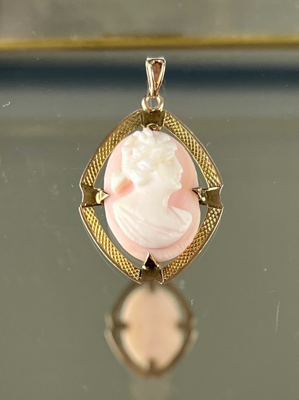 10K Gold Queen Conch Shell Cameo Pendant